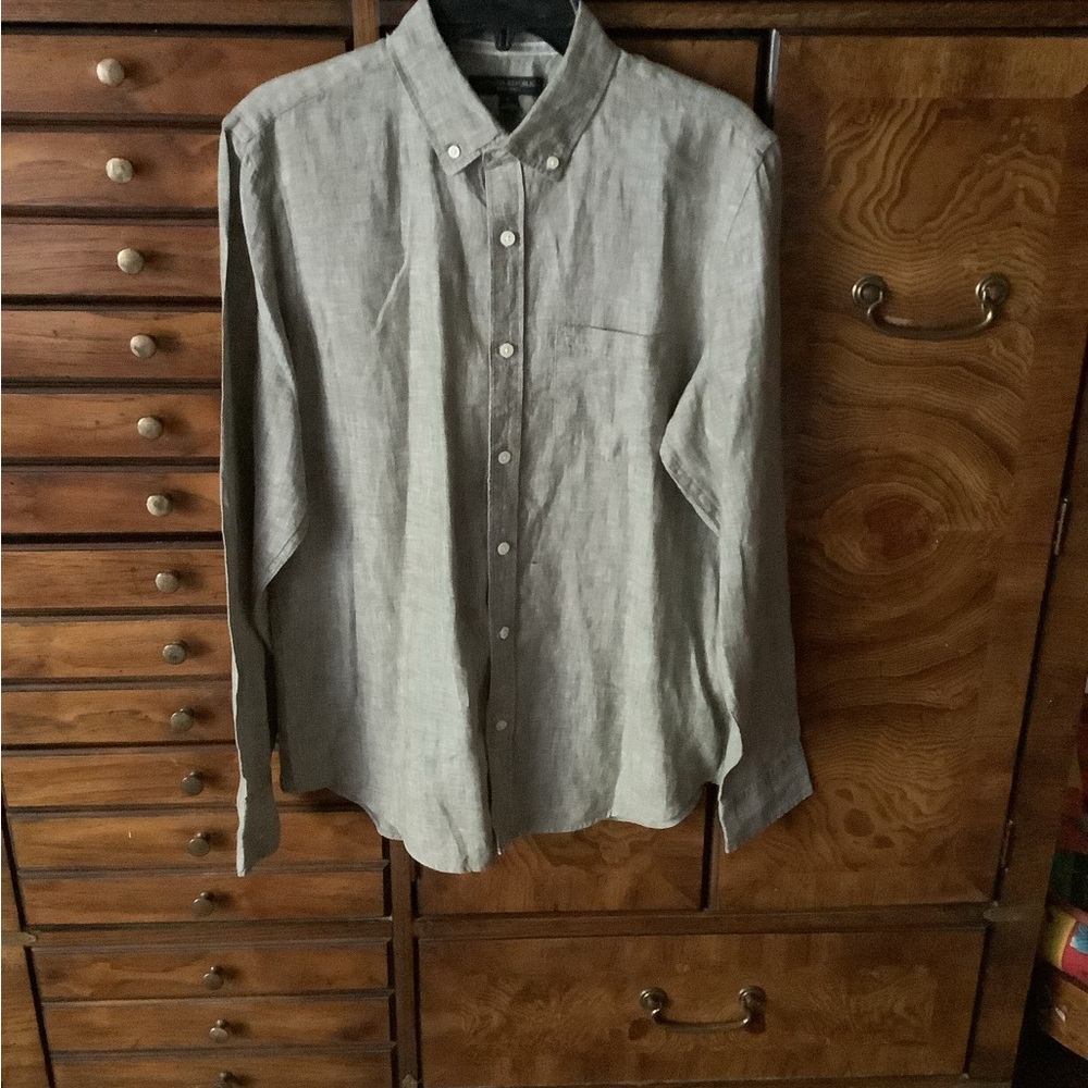 Men's Long-Sleeve Button-Down Linen Shirt in Light Green